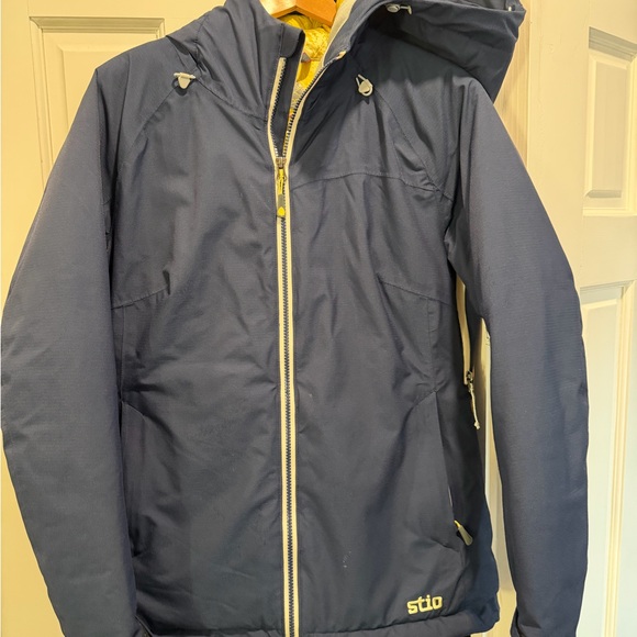 Size Medium Stio Women’s Navy Ski Jacket - Picture 3 of 3